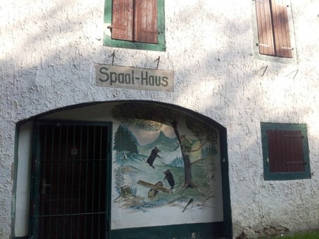 Spaal-Haus mit wunderbar kitschiger Fassadenmalerei.