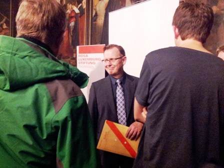 Ramelow mit Mappe SOFORT. Nach seiner Wahl zum Ministerpräsidenten von Thüringen am 5. Dezember soll es SOFORT losgehen, sagt der Kandidat. Fotos: mip