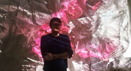 Robert Seidel vor einer Raumskulptur in seiner Ausstellung. Fotos: mip