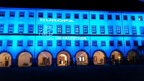Leuchtendes Bekenntnis zu Europa auf der Fassade von Schloss Friedenstein in Gotha. Fotos: mip