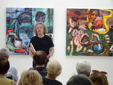 Direktor Kai Uwe Schierz in der Ausstellung beim Vortrag über den Künstler. 